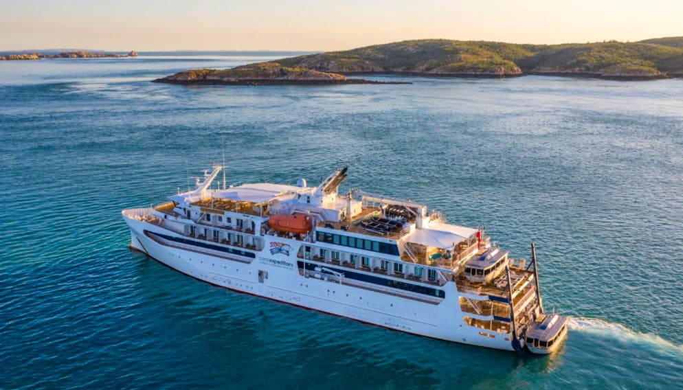 Die Coral Adventurer lief während einer Kreuzfahrt auf ein Riff.