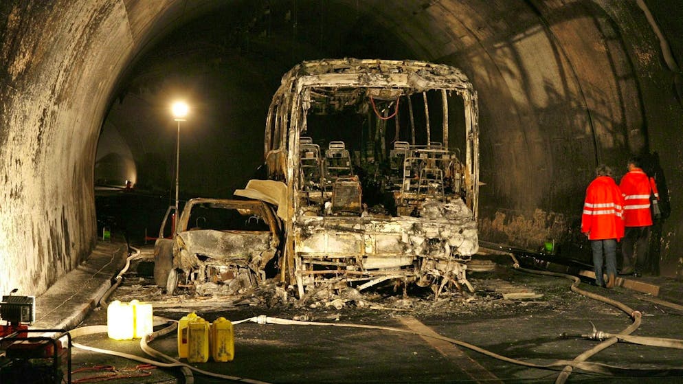 Un pullman si è scontrato con un veicolo in arrivo nel tunnel della Viamala e ha preso fuoco.