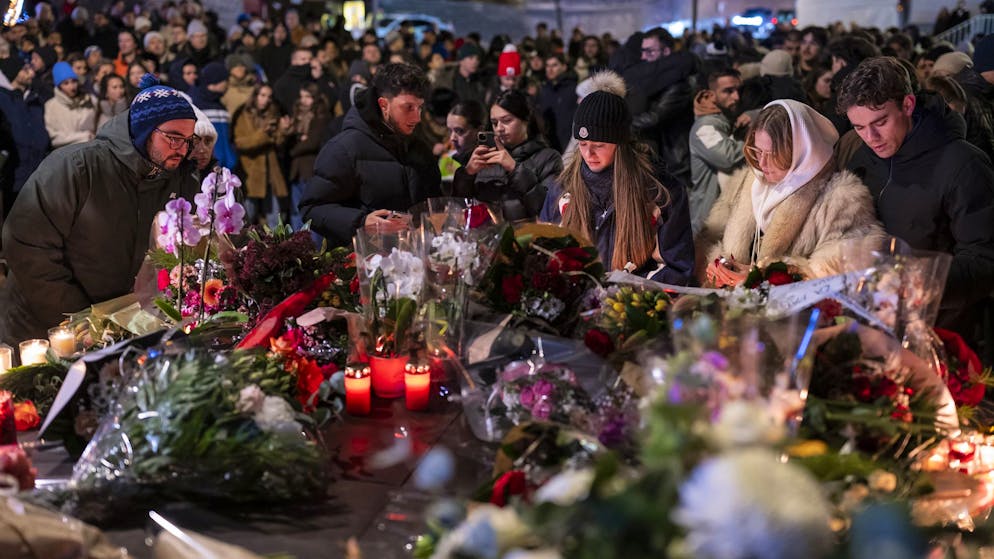 Lacrime, silenzio e poche parole. A Crans-Montana: «Apocalisse, è l'unica parola che riesco a dire», «Il dolore degli altri è il dolore di tutti»