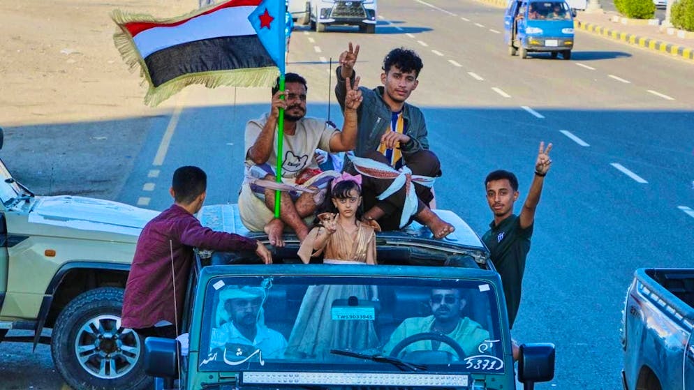 ARCHIVE - Supporters of the so-called Southern Transitional Council (STC), a coalition of separatist groups that want to restore the state of South Yemen, hold a South Yemeni flag during a rally. Photo: Uncredited/AP/dpa