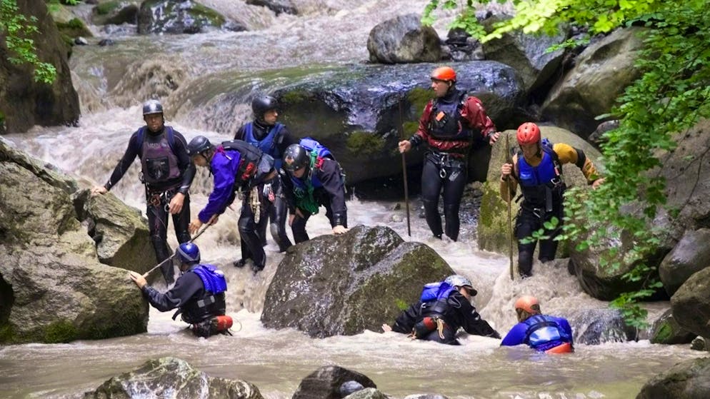 Una squadra di soccorso cerca i turisti dispersi nel Saxetbach.