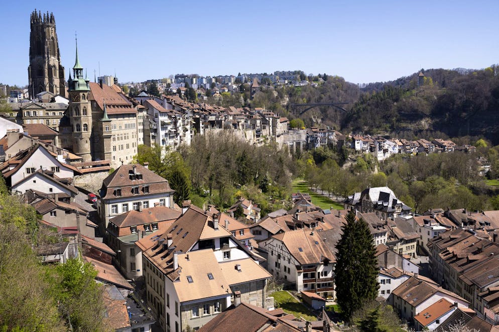 L'hotel de ville, la cathedrale Saint-Nicolas, et la vielle ville de Fribourg sont photographies ce vendredi 11 avril 2025 a Fribourg. (KEYSTONE/Anthony Anex)