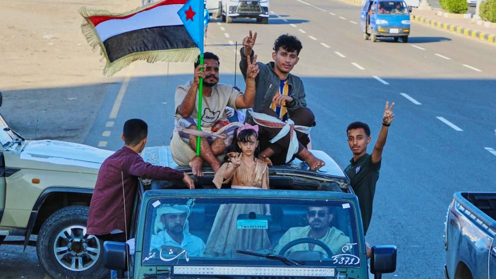 ARCHIV - Anhänger des sogenannten Südlichen Übergangsrats (STC), einer Koalition separatistischer Gruppen, die den Staat Südjemen wiederherstellen wollen, halten eine südjemenitische Flagge während einer Kundgebung. Foto: Uncredited/AP/dpa