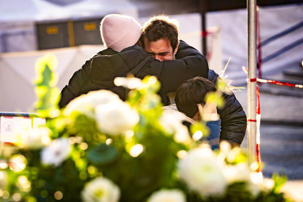 Crans-Montana. Des personnes pleurent devant le bar-salon Le Constellation, où un incendie d'origine inconnue s'est déclaré pendant les célébrations du Nouvel An, faisant plusieurs morts et blessés, à Crans-Montana, en Suisse, le jeudi 1er janvier 2026.