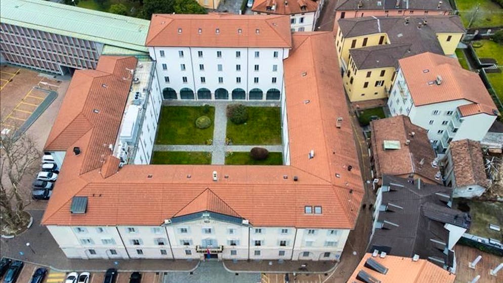 Tragedia. Inferno a Crans-Montana, bandiere a mezz'asta in Ticino