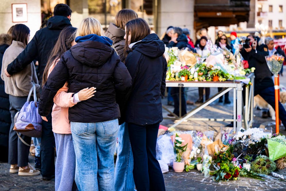 Menschen versammeln sich in Crans-Montana, um der Opfer der Brandkatastrophe zu gedenken. Am Freitag wird die Schweiz zeitgleich mit der Gedenkfeier landesweit eine Schweigeminute abhalten.