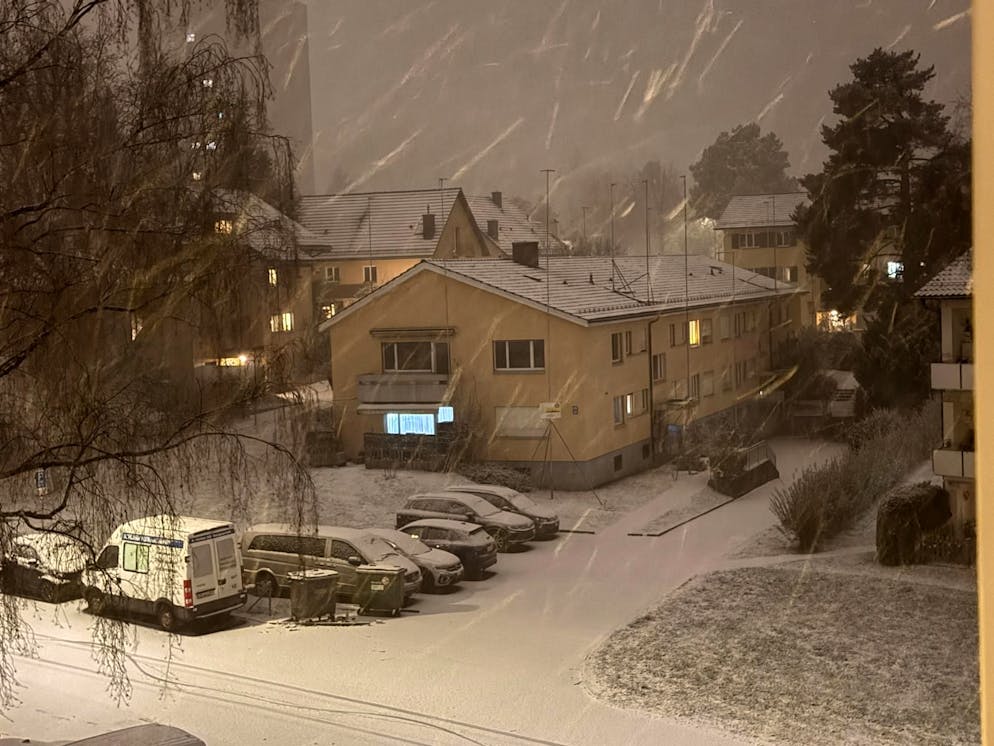 Schneefotos 2026. Auch die Strassen Zürichs sind am Samstagmorgen schneebedeckt.