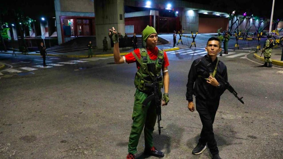 Members of the presidential guard in front of the Miraflores presidential palace in Caracas. Photo: Cristian Hernandez/AP/dpa