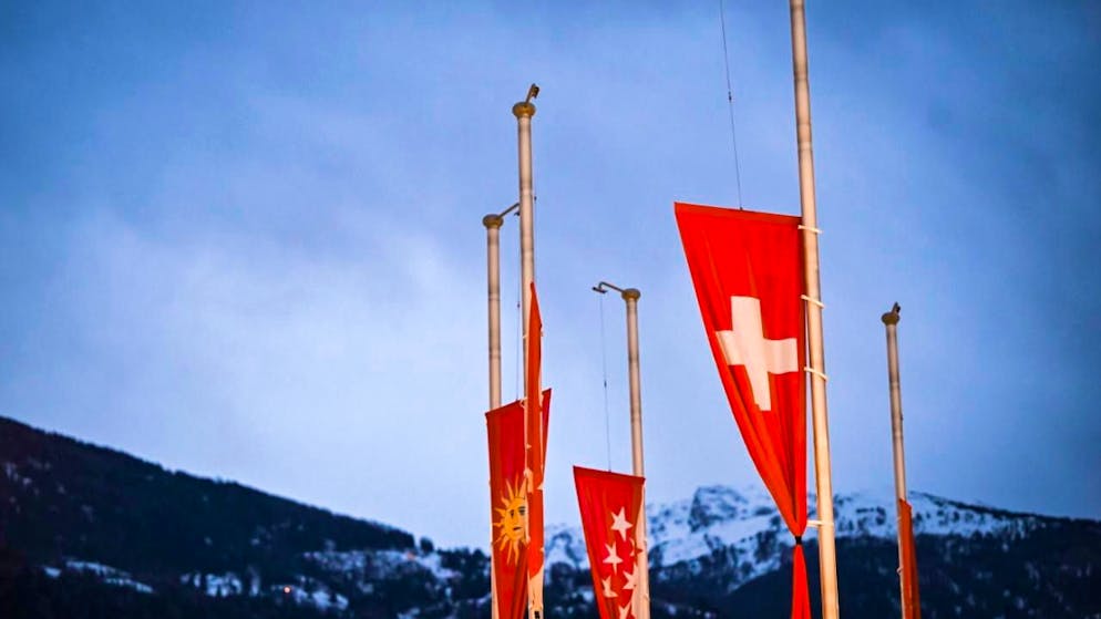Die Fahnen wehen an vielen Orten in der Schweiz während fünf Tagen auf Halbmast. (Archivbild)