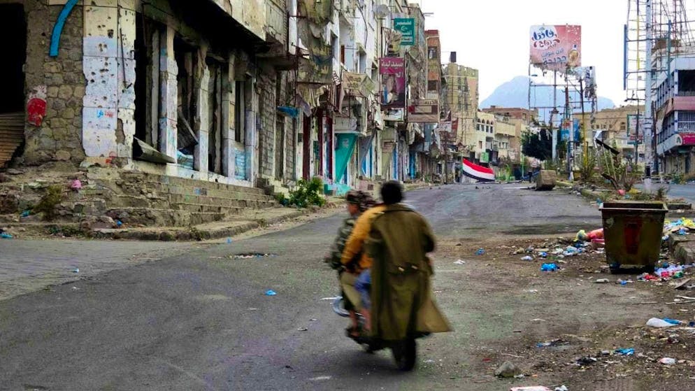 ARCHIVE - Destroyed street in Yemen. Photo: Maad Al Zekri/AP/dpa/Archive image