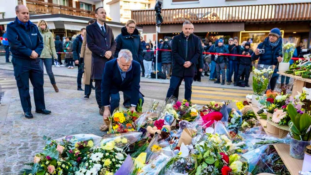 Federal Councillor Beat Jans laid flowers on Saturday afternoon in Crans-Montana VS in memory of the victims of the fire disaster in which 40 people lost their lives and 119 were injured, some seriously, on New Year's Eve.