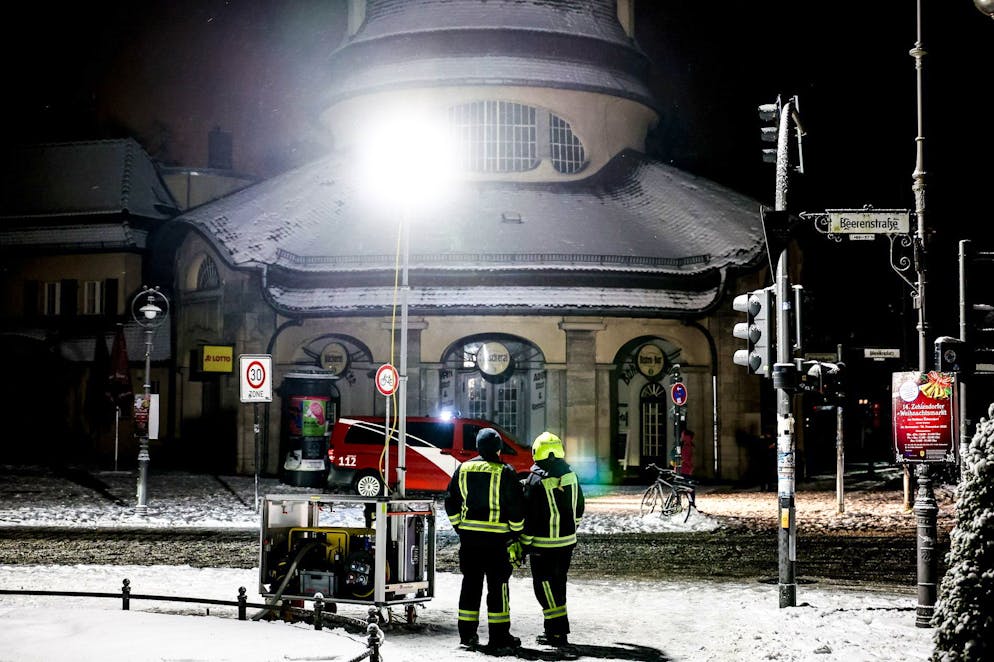 Il personale dei servizi di emergenza aziona un generatore nella piazza Mexikoplatz, nella zona occidentale di Berlino.