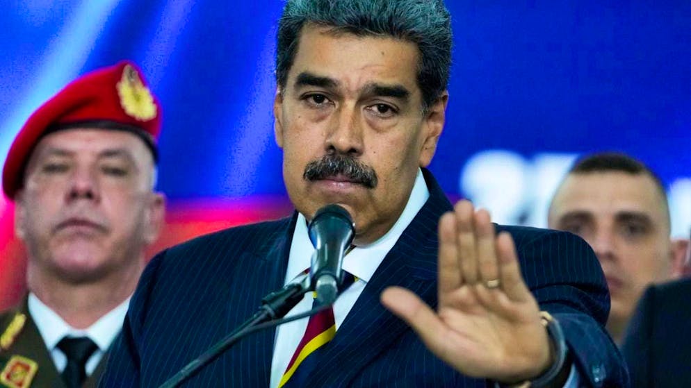ARCHIVE - Venezuelan President Nicolás Maduro speaks to journalists before leaving the Supreme Court. (to dpa: "CBS News: Maduro was captured by US elite unit") Photo: Matias Delacroix/AP/dpa
