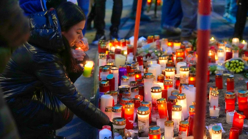 Lights, flowers and letters at the scene of the tragedy make the general consternation visible.