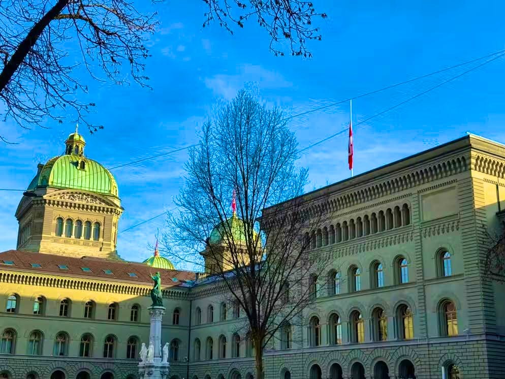 Le bandiere sopra il Palazzo federale di Berna sventolano a mezz'asta.