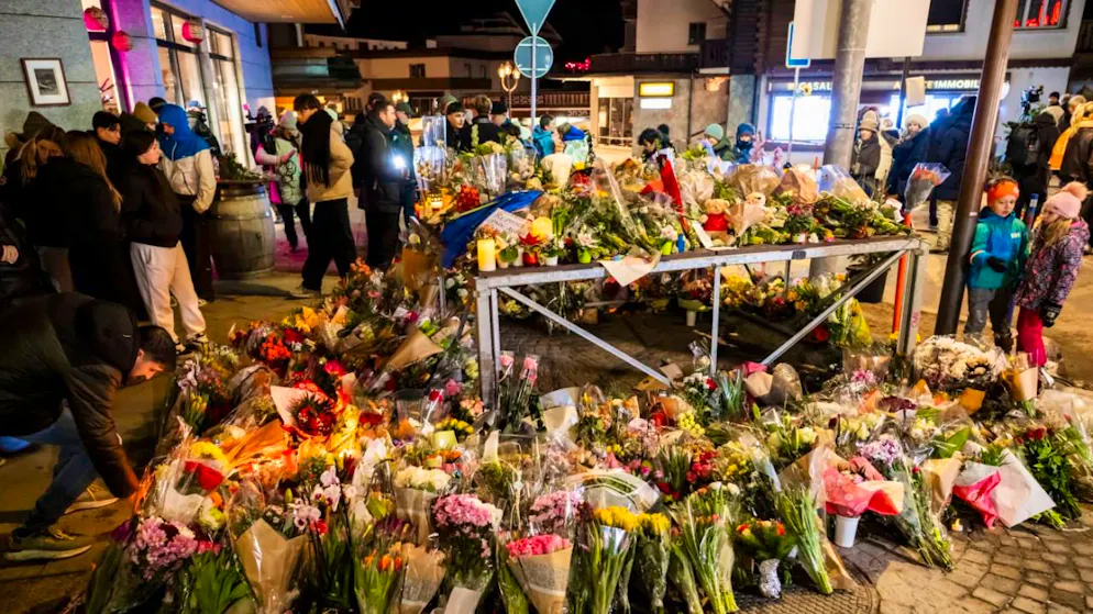 Des personnes rendent hommage aux victimes près du lieu du drame (archives).