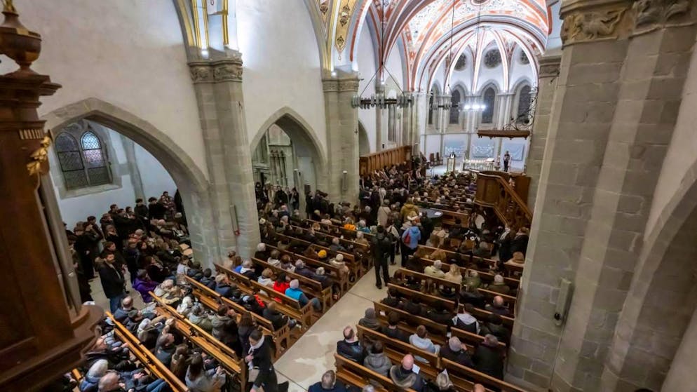 Mehrere hundert Menschen versammelten sich am Samstagabend in der Kirche von Lutry im Waadtland im Gedenken an die Opfer der Brandkatastrophe von Crans-Montana.