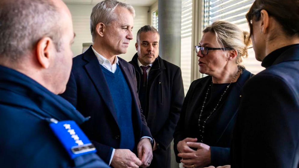 Crans-Montana, inferno a Capodanno. Anche il consigliere federale Beat Jans ha visitato Crans-Montana sabato.