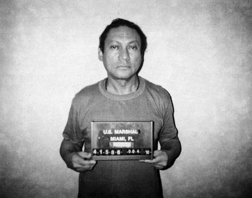 Questa foto fornita dal Dipartimento di Giustizia mostra il leader panamense destituito Manuel Antonio Noriega alla base aerea di Homestead, a sud di Miami, in Florida, al suo arrivo negli Stati Uniti per essere processato per traffico di droga, il 4 gennaio 1990.