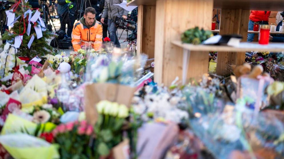 Alors que des centaines de gerbes de fleurs sont déposées sur les lieux du drame, la commune de Crans-Montana a décidé de se porter partie civile.