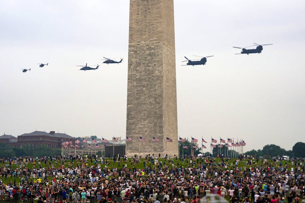 Helikopter der «Night Stalker» fliegen im Rahmen von Trumps Militärparade im Juni 2025 hinter dem Washington Monument durch.