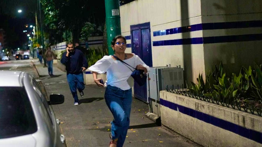 People fleeing in Caracas. Photo: Matias Delacroix/AP/dpa