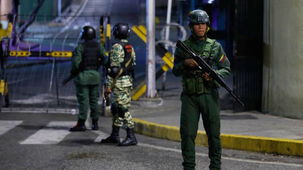 Soldaten bewachen die Gegend um den Präsidentenpalast Miraflores in Caracas. Foto: Cristian Hernandez/AP/dpa