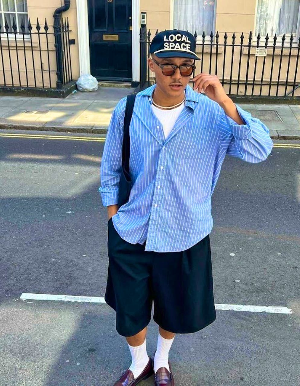 Bermuda pants can be combined in a variety of ways. For example, with a shirt, shirt or sweater.