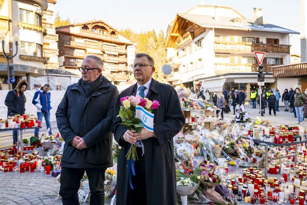 Tibor Schlosser (r.), der israelische Botschafter in der Schweiz und in Liechtenstein, erweist den Opfern neben Nicolas Feraud, dem Bürgermeister von Crans-Montana, nach dem Brand in der Bar und Lounge «Le Constellation» die Ehre, am Sonntag, dem 4. Januar 2026.
