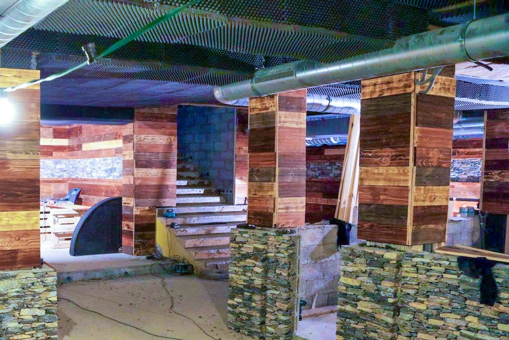 La foto mostra la scala che porta all'esterno.