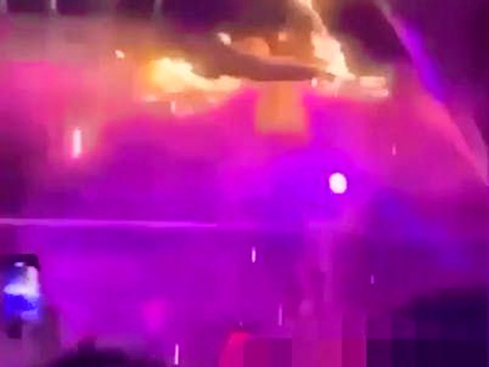 Un video che circola su Tiktok mostra gocce incendiate. Gli esperti sospettano che si tratti di pannelli acustici in PU fusi.