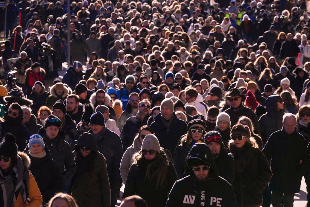 Crans-Montana, inferno a Capodanno. Un immenso corteo ha raggiunto il centro di Crans-Montana (VS) dopo la messa di domenica mattina.