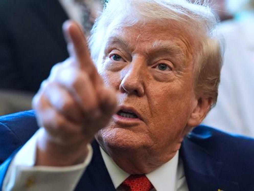 Wenn der Iran friedliche Demonstranten töte, «werden die Vereinigten Staaten von Amerika ihnen zu Hilfe kommen», schrieb Trump auf seiner Online-Plattform Truth Social. Was er konkret vorhat, liess der US-Präsident offen. (Archiv)