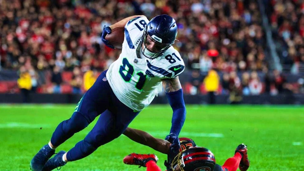 Unstoppable: Seattle's Eric Saubert eludes San Francisco defensive back Upton Stout.