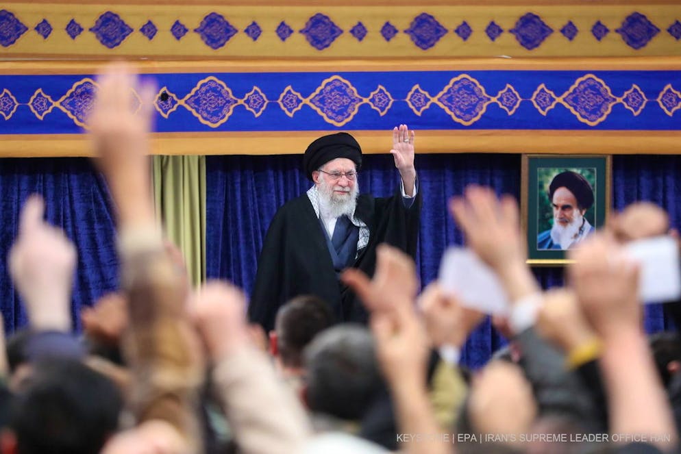 Die Proteste bezeichnete Ali Chamenei als Verschwörung in- und ausländischer Feinde Irans, die konsequent unterbunden werden müsse.