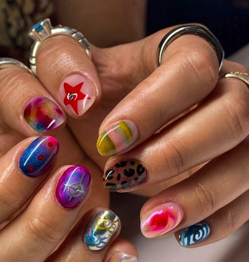 "Mismatched nail design" is the trend.