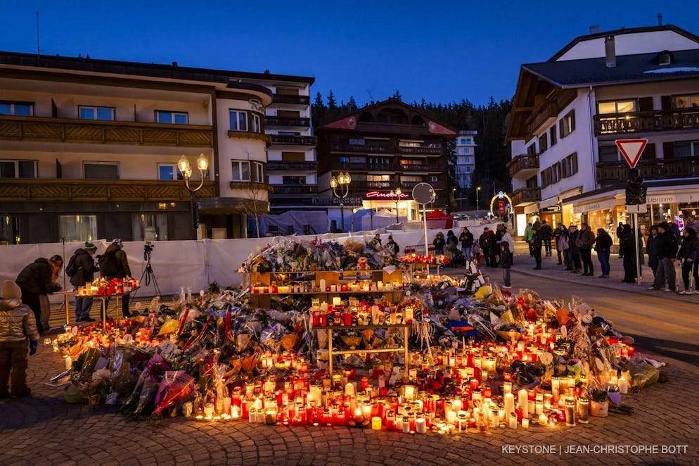 Blumen und Kerzen sind als Zeichen des Gedenkens an die Opfer nach dem Brand in der Bar «Le Constellation» in Crans-Montana hinterlegt.