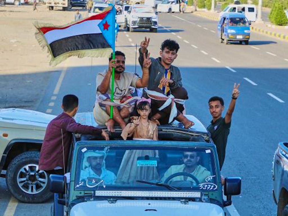 Anhänger des sogenannten Südlichen Übergangsrats (STC), einer Koalition separatistischer Gruppen, die den Staat Südjemen wiederherstellen wollen, halten eine südjemenitische Flagge während einer Kundgebung.