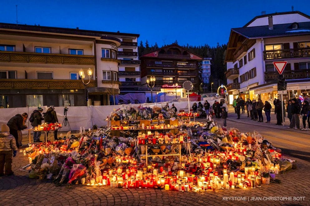 Flowers and candles have been laid in memory of the victims after the fire at the "Le Constellation" bar in Crans-Montana.