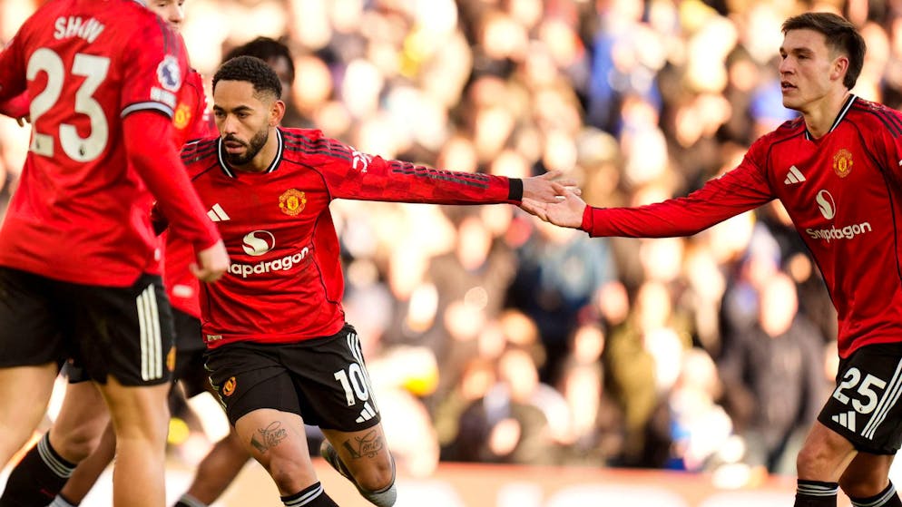 Matheus Cunha (links) markiert den 1:1-Ausgleich für Manchester United.