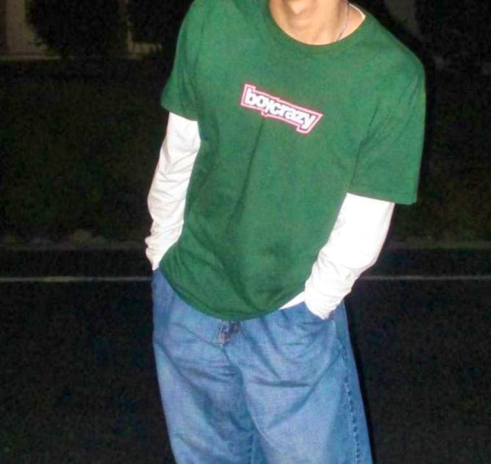 This is what layering could look like for men: A short T-shirt over a long one.