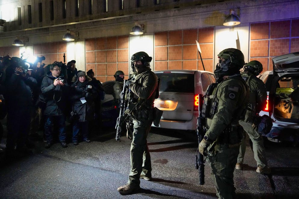 Schwer bewaffnete Polizisten am Samstagabend vor dem Metorpolian Detention Center. 