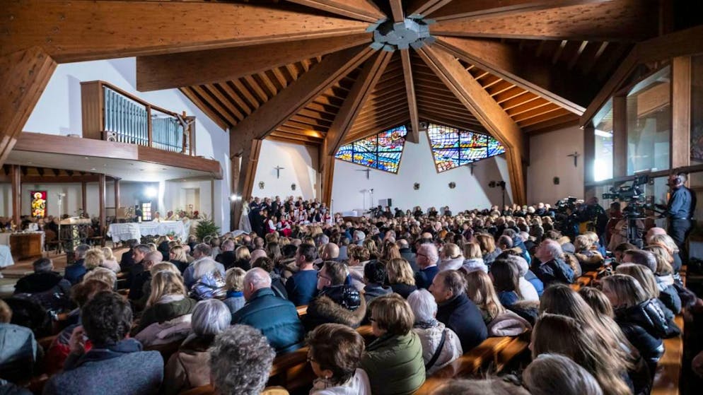 An der Messe im Gedenken an die Opfer der Brandkatastrophe von Neujahrsnacht waren viele Familienangehörige und Freunde der Opfer, darunter auch zu Tränen gerührte Gleichaltrige.