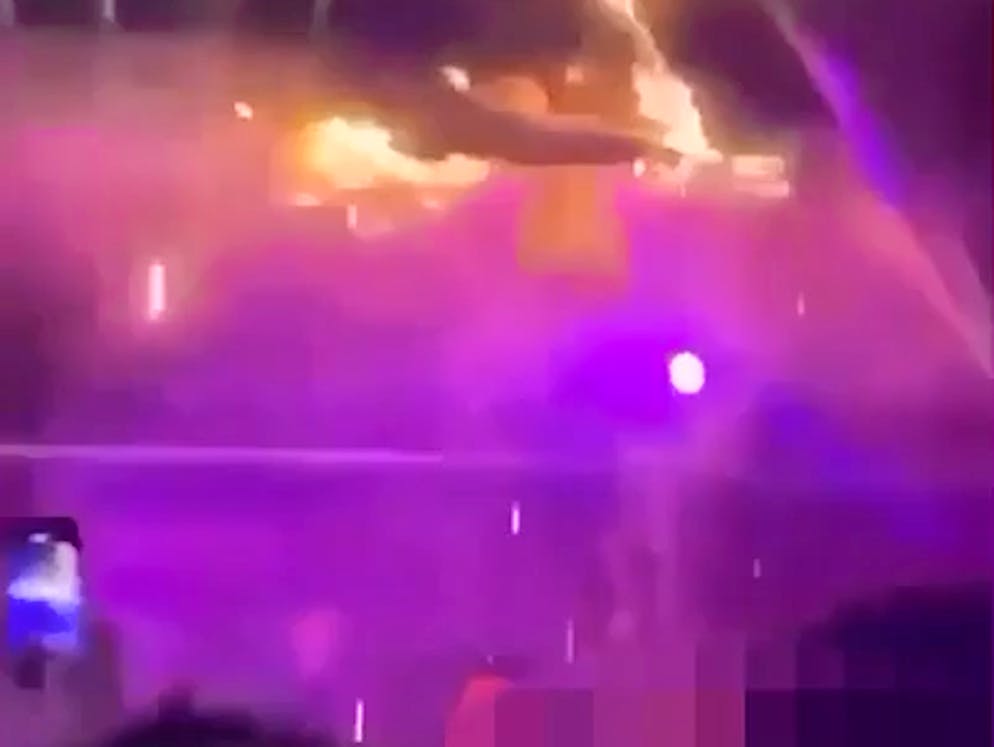 Ein Video, das auf Tiktok kursierte, zeigt brennende Tropfen. Experten vermuten, dass es sich dabei um geschmolzene PU-Akustikplatten handelt.