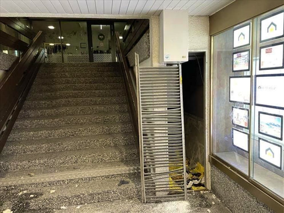 La presa da cui il fumo ha invaso l'edificio.