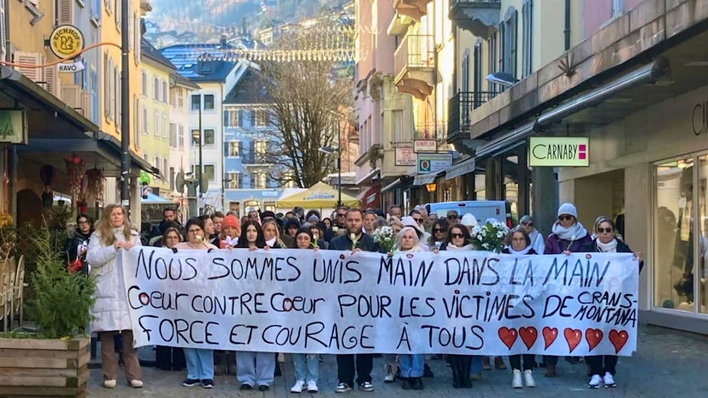 L'initiative de Sarah Andereggen (tout à gauche) a réuni près de 140 personnes au coeur de Monthey.