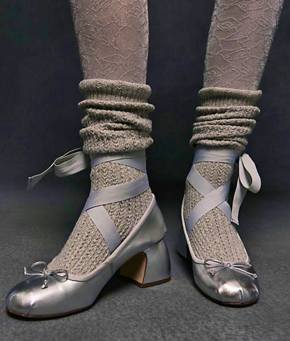 Whether with delicate straps or completely purist - ballerinas with a small heel will be seen more often in 2026.