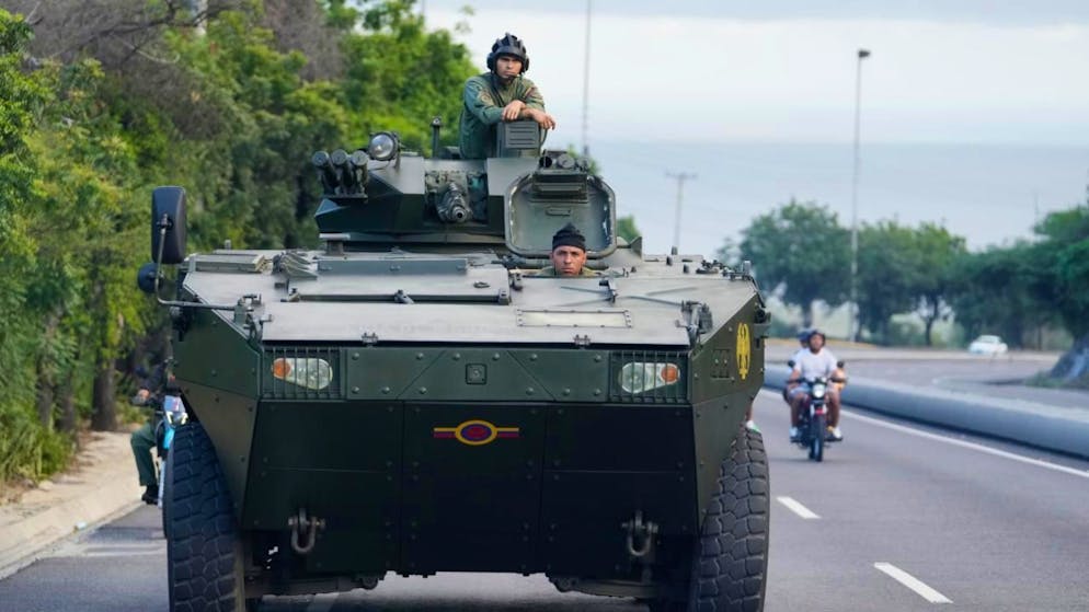Ein Soldat steht auf einem gepanzerten Fahrzeug auf der Autobahn, die vom internationalen Flughafen nach Caracas führt. Foto: Matias Delacroix/AP/dpa