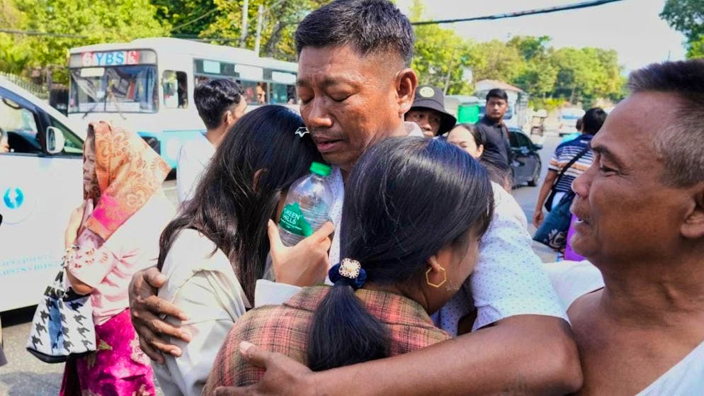 dpatopbilder - A released prisoner is greeted by his family members in Yangon. Photo: Thein Zaw/AP/dpa