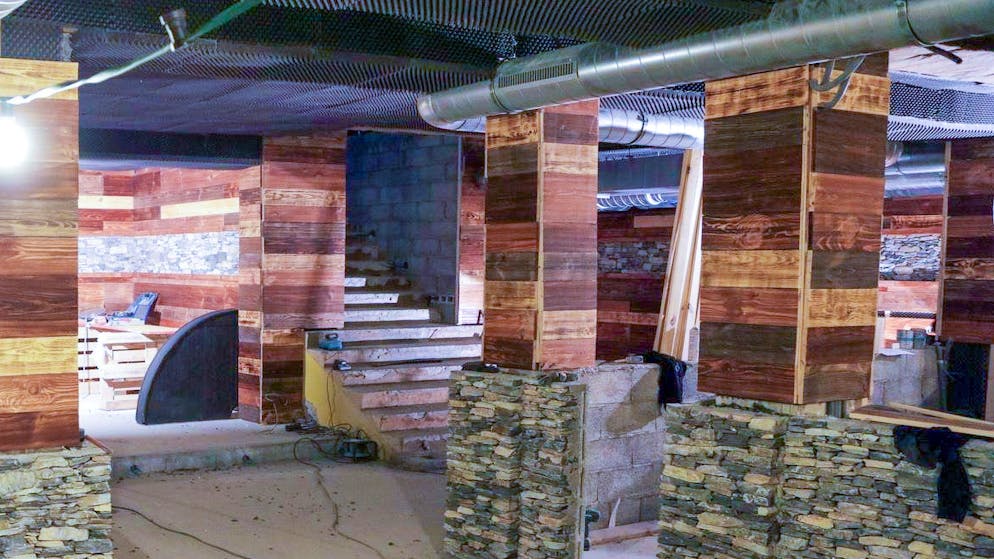 Vor zehn Jahren wurden im Club Akustikplatten an der Decke installiert. Die Deckenverkleidung reichte bis zum Fluchtweg. Das Bild wurde für die bessere Erkennbarkeit nachträglich aufgehellt.